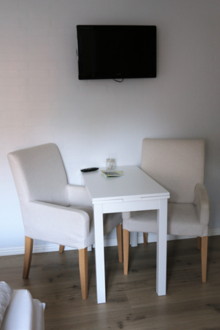 TV, bord og gode stole