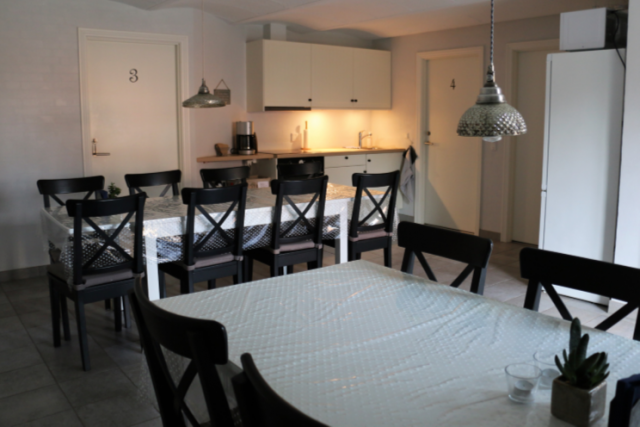 Fællesrum med to spisepladser og køkken