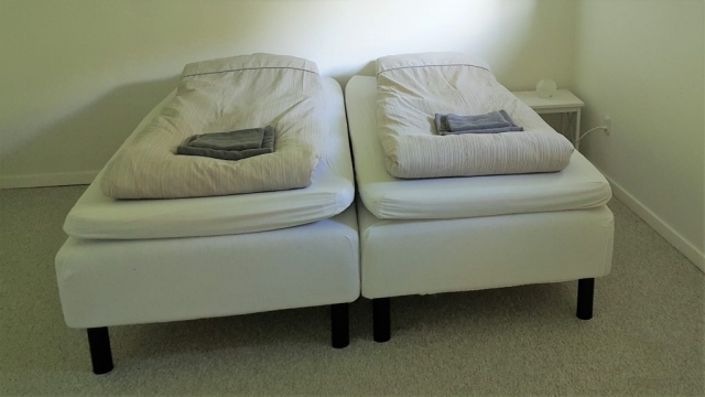 Soveværelse med to boksmadrasser