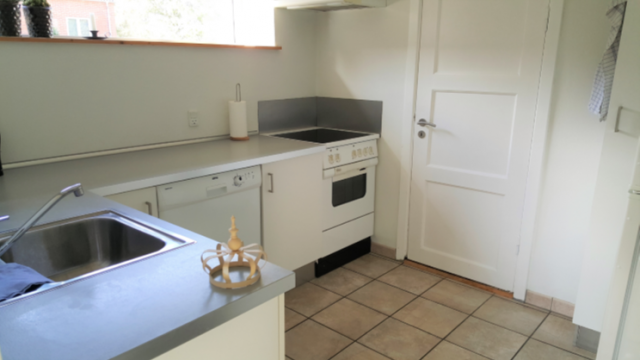 Køkken med opvaskemaskine